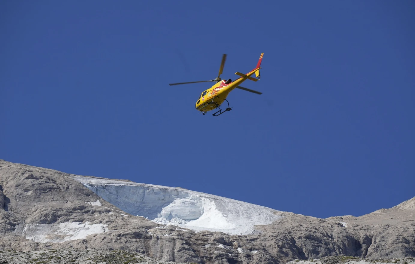 Ελικόπτερο της αστυνομίας σε ορεινή περιοχή των βαυαρικών Άλπεων