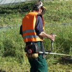 Οικόπεδο με ξερά χόρτα και ανάγκη καθαρισμού ενόψει αντιπυρικής περιόδου