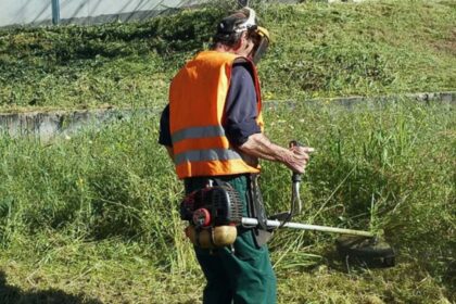 Οικόπεδο με ξερά χόρτα και ανάγκη καθαρισμού ενόψει αντιπυρικής περιόδου