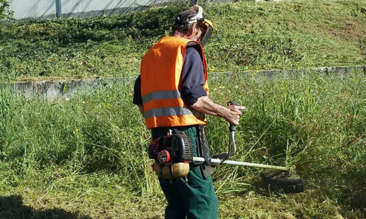 Οικόπεδο με ξερά χόρτα και ανάγκη καθαρισμού ενόψει αντιπυρικής περιόδου