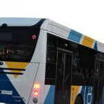 Αστικό λεωφορείο που προσέκρουσε σε κολώνα του ΔΕΔΔΗΕ στα Άνω Λιόσια