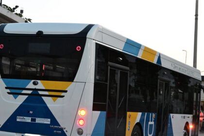 Αστικό λεωφορείο που προσέκρουσε σε κολώνα του ΔΕΔΔΗΕ στα Άνω Λιόσια