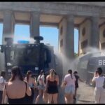 Αστυνομικοί του Βερολίνου ψεκάζουν με νερό το πλήθος σε δημόσιο χώρο λόγω καύσωνα