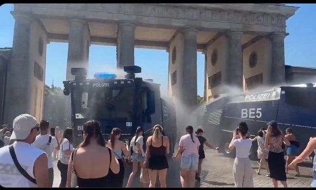 Αστυνομικοί του Βερολίνου ψεκάζουν με νερό το πλήθος σε δημόσιο χώρο λόγω καύσωνα