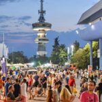Σημαίες της Ελλάδας και της Ευρωπαϊκής Ένωσης σε σκηνικό ΔΕΘ