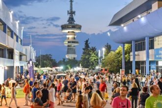 Σημαίες της Ελλάδας και της Ευρωπαϊκής Ένωσης σε σκηνικό ΔΕΘ