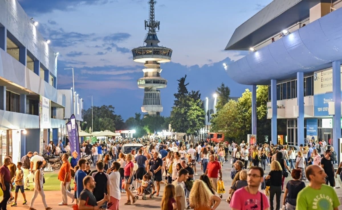 Σημαίες της Ελλάδας και της Ευρωπαϊκής Ένωσης σε σκηνικό ΔΕΘ