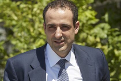 Ο Γρηγόρης Δημητριάδης άνοιξε νέο δικηγορικό γραφείο στη Θήβα
