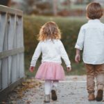 Χαρτονομίσματα ευρώ δίπλα σε παιδικά αντικείμενα για την έκτακτη ενίσχυση 150 ευρώ ανά παιδί