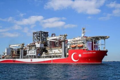 Το τουρκικό γεωτρύπανο Αμπντουλχαμίτ Χαν στη θάλασσα