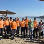 Εθελοντές και φορείς σε καθαρισμό ακτής στο Αταλαντονήσι