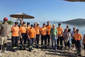 Εθελοντές και φορείς σε καθαρισμό ακτής στο Αταλαντονήσι