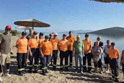 Εθελοντές και φορείς σε καθαρισμό ακτής στο Αταλαντονήσι