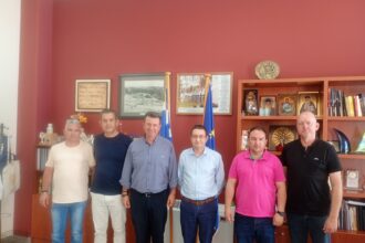 Συνάντηση του Δημάρχου Λοκρών με εκπροσώπους λιμενικών στο Δημαρχείο Λοκρών