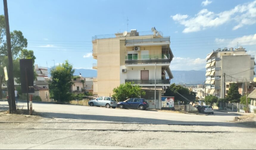 Φθορές και καθιζήσεις στο οδόστρωμα στη σιδηροδρομική διάβαση Αχιλλέως και Σμύρνης στη Λαμία