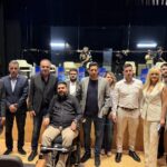 Στιγμιότυπο από το Youth Debate στο Δημοτικό Θέατρο Λαμίας με νέους και ομιλητές στη σκηνή