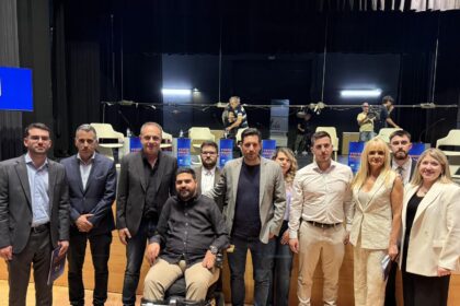 Στιγμιότυπο από το Youth Debate στο Δημοτικό Θέατρο Λαμίας με νέους και ομιλητές στη σκηνή