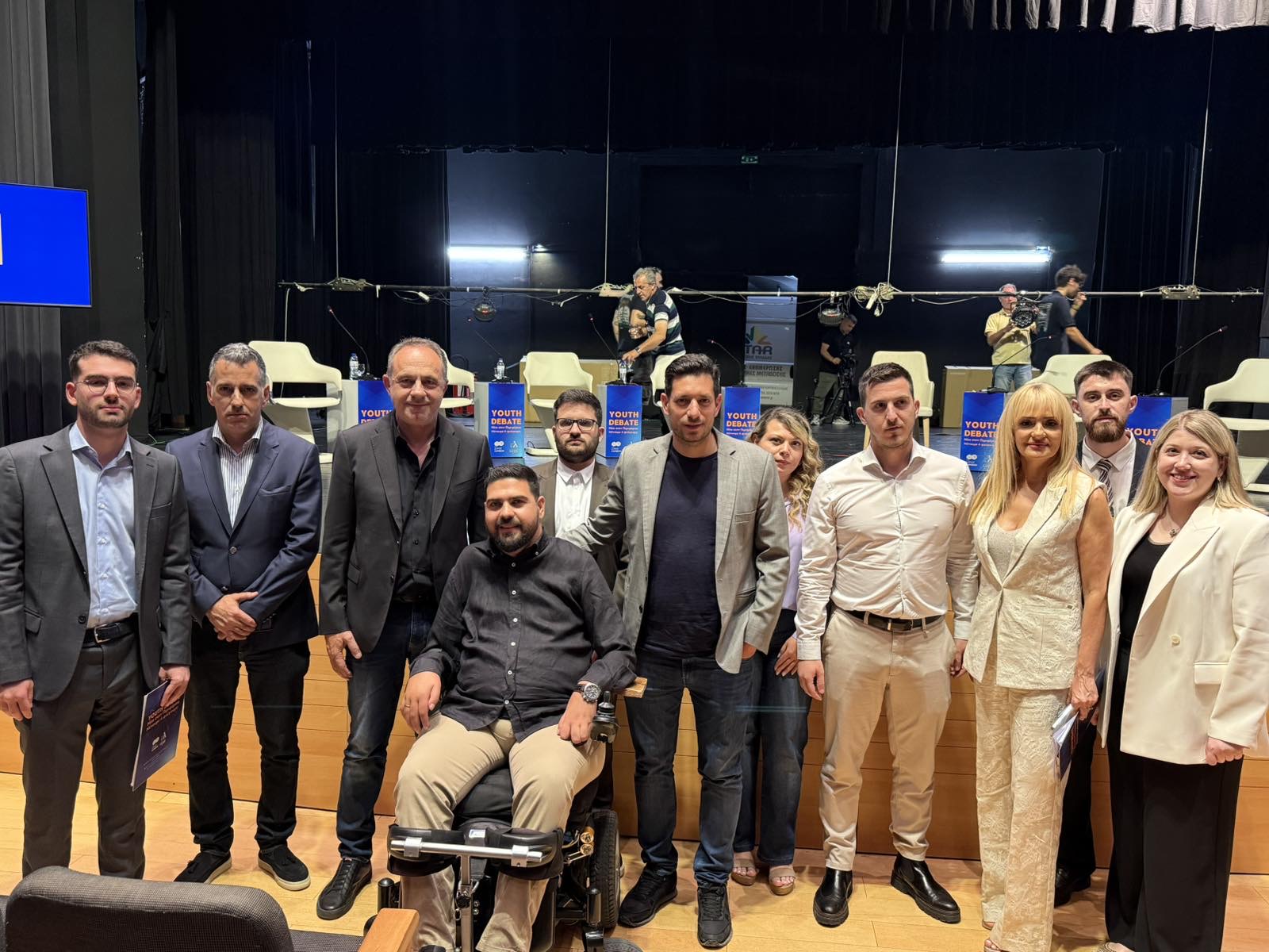 Στιγμιότυπο από το Youth Debate στο Δημοτικό Θέατρο Λαμίας με νέους και ομιλητές στη σκηνή