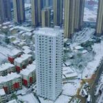 Ο ουρανοξύστης Jindu Holon Tower στην Κίνα με σπονδυλωτή κατασκευή από ανοξείδωτο χάλυβα