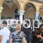 Κόσμος συγκεντρωμένος στην κηδεία πατέρα και γιου στην Πάτρα μετά το τροχαίο δυστύχημα