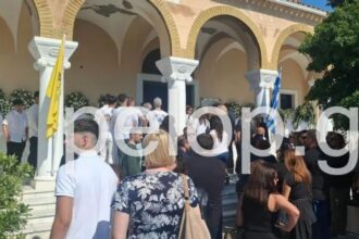 Κόσμος συγκεντρωμένος στην κηδεία πατέρα και γιου στην Πάτρα μετά το τροχαίο δυστύχημα