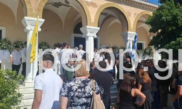 Κόσμος συγκεντρωμένος στην κηδεία πατέρα και γιου στην Πάτρα μετά το τροχαίο δυστύχημα