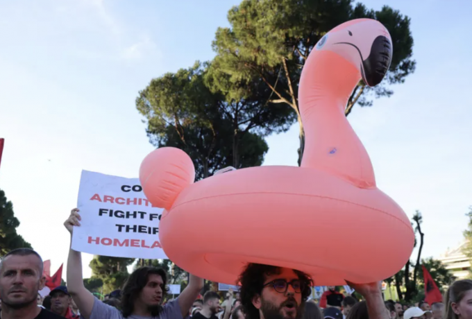 Διαδηλωτές στην Αλβανία για το προτεινόμενο τουριστικό θέρετρο κοντά σε προστατευόμενη περιοχή με φλαμίνγκο