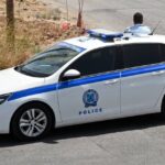 Αστυνομικοί και πυροσβέστες στο σημείο στο Ασμίνιο Εύβοιας έξω από σπίτι όπου άνδρας ταμπουρώθηκε και έβαλε φωτιά