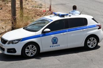 Αστυνομικοί και πυροσβέστες στο σημείο στο Ασμίνιο Εύβοιας έξω από σπίτι όπου άνδρας ταμπουρώθηκε και έβαλε φωτιά