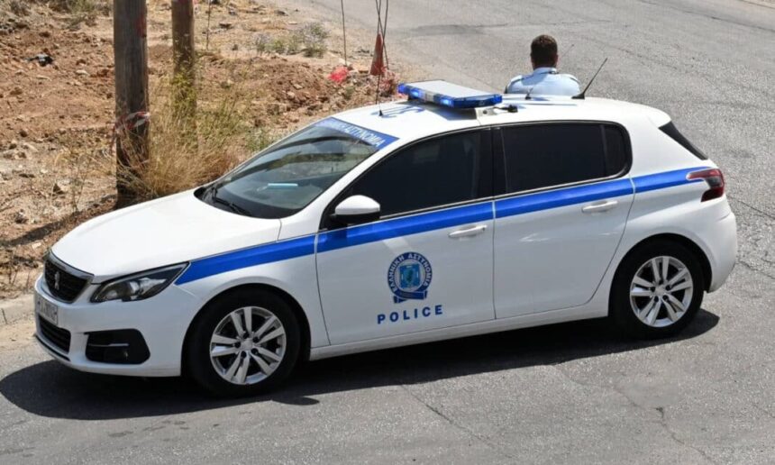 Αστυνομικοί και πυροσβέστες στο σημείο στο Ασμίνιο Εύβοιας έξω από σπίτι όπου άνδρας ταμπουρώθηκε και έβαλε φωτιά