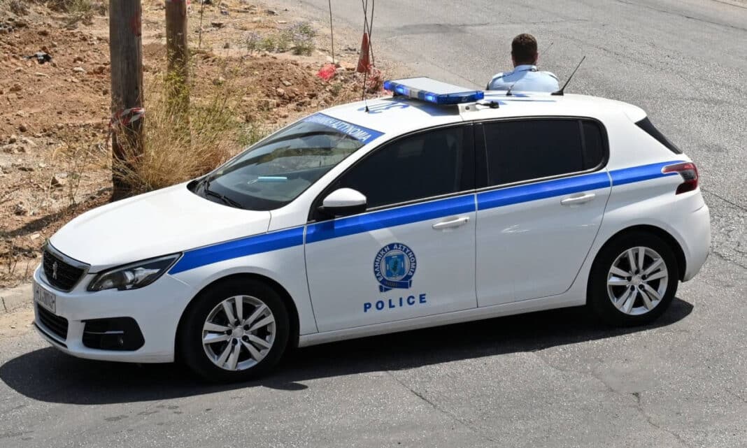 Αστυνομικοί και πυροσβέστες στο σημείο στο Ασμίνιο Εύβοιας έξω από σπίτι όπου άνδρας ταμπουρώθηκε και έβαλε φωτιά