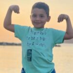 Ο μικρός Γιάννης στη Σύρο, σε μια φωτογραφία που σχετίζεται με τη μάχη του με τον καρκίνο