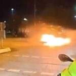 Αυτοκίνητο που έχει τυλιχθεί στις φλόγες μετά από σφοδρή σύγκρουση σε διασταύρωση στο Μαλτέπε της Κωνσταντινούπολης