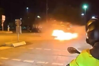 Αυτοκίνητο που έχει τυλιχθεί στις φλόγες μετά από σφοδρή σύγκρουση σε διασταύρωση στο Μαλτέπε της Κωνσταντινούπολης