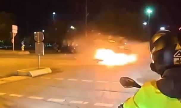 Αυτοκίνητο που έχει τυλιχθεί στις φλόγες μετά από σφοδρή σύγκρουση σε διασταύρωση στο Μαλτέπε της Κωνσταντινούπολης