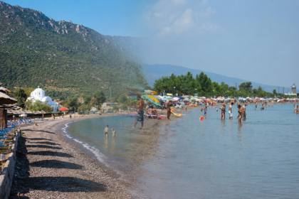 Παραλιακή εικόνα από τα Καμένα Βούρλα και την Αρκίτσα με κίνηση λουόμενων πριν την κορύφωση της σεζόν