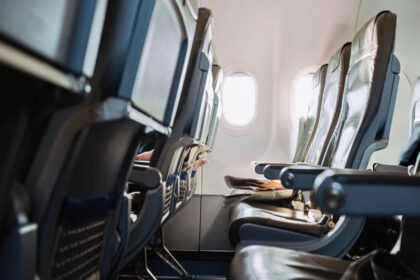 Αεροπλάνο της Frontier Airlines σε πτήση με περιστατικό πανικού στην καμπίνα