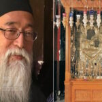Ιάπωνας μοναχός στη Μονή Ιβήρων του Αγίου Όρους μπροστά στην εικόνα της Παναγίας Πορταΐτισσας