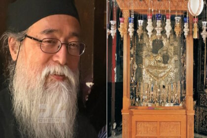 Ιάπωνας μοναχός στη Μονή Ιβήρων του Αγίου Όρους μπροστά στην εικόνα της Παναγίας Πορταΐτισσας