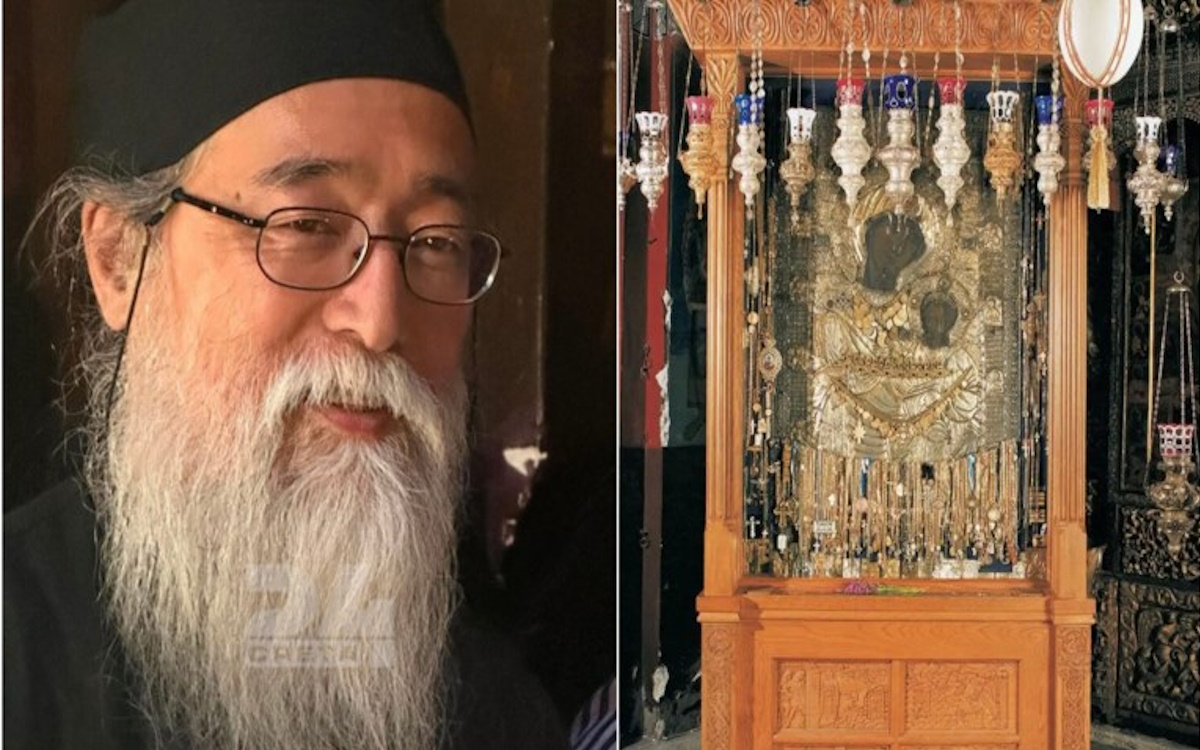 Ιάπωνας μοναχός στη Μονή Ιβήρων του Αγίου Όρους μπροστά στην εικόνα της Παναγίας Πορταΐτισσας