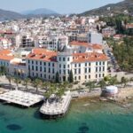 Η Αιδηψός με τουριστική κίνηση και παραθαλάσσιο τοπίο στη Βόρεια Εύβοια
