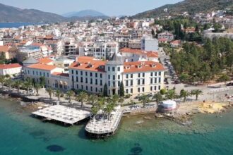 Η Αιδηψός με τουριστική κίνηση και παραθαλάσσιο τοπίο στη Βόρεια Εύβοια