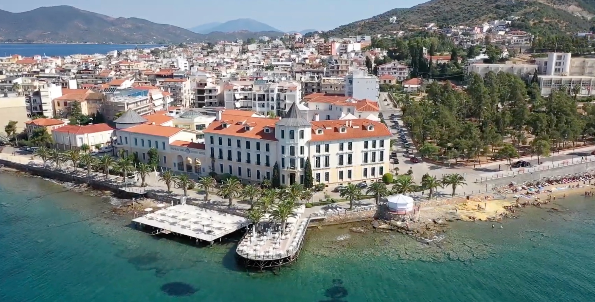 Η Αιδηψός με τουριστική κίνηση και παραθαλάσσιο τοπίο στη Βόρεια Εύβοια