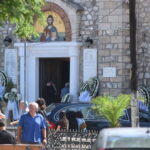 Συγγενείς και κάτοικοι συγκεντρωμένοι σε κηδεία στον Άγιο Δημήτριο στον Λόγγο Αιγιάλειας
