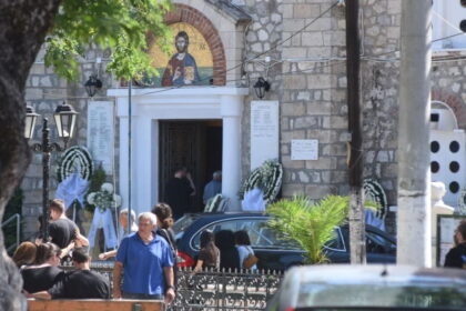 Συγγενείς και κάτοικοι συγκεντρωμένοι σε κηδεία στον Άγιο Δημήτριο στον Λόγγο Αιγιάλειας