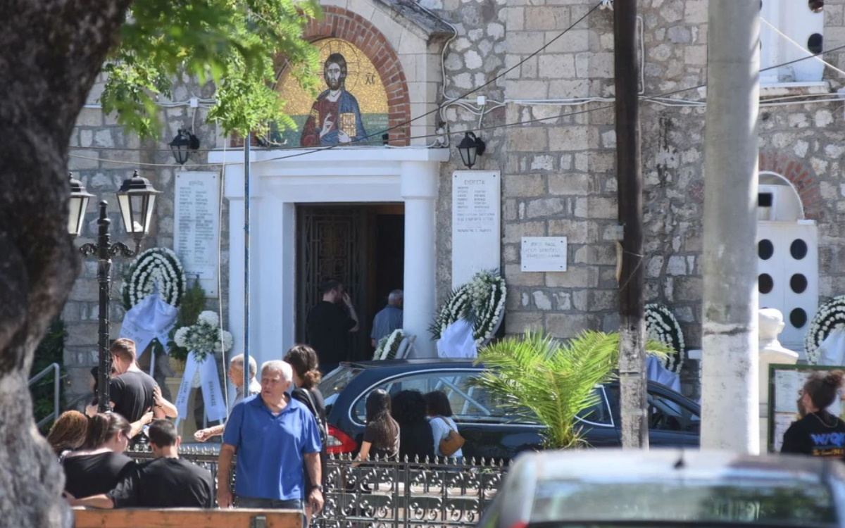 Συγγενείς και κάτοικοι συγκεντρωμένοι σε κηδεία στον Άγιο Δημήτριο στον Λόγγο Αιγιάλειας