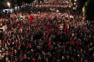 Διαδηλωτές στα Τίρανα κατά του σχεδίου για τουριστικό συγκρότημα στην Αλβανία