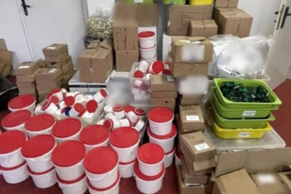 Πλαστικά δοχεία και συσκευασίες με κατασχεμένα σκευάσματα στο πλαίσιο της υπόθεσης στο Χαλάνδρι