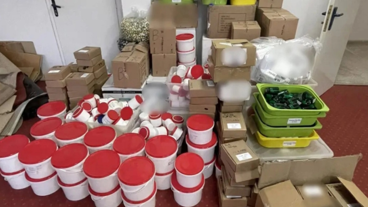 Πλαστικά δοχεία και συσκευασίες με κατασχεμένα σκευάσματα στο πλαίσιο της υπόθεσης στο Χαλάνδρι