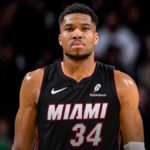 Ο Γιάννης Αντετοκούνμπο σε αγώνα του NBA με τη φανέλα των Μιλγουόκι Μπακς